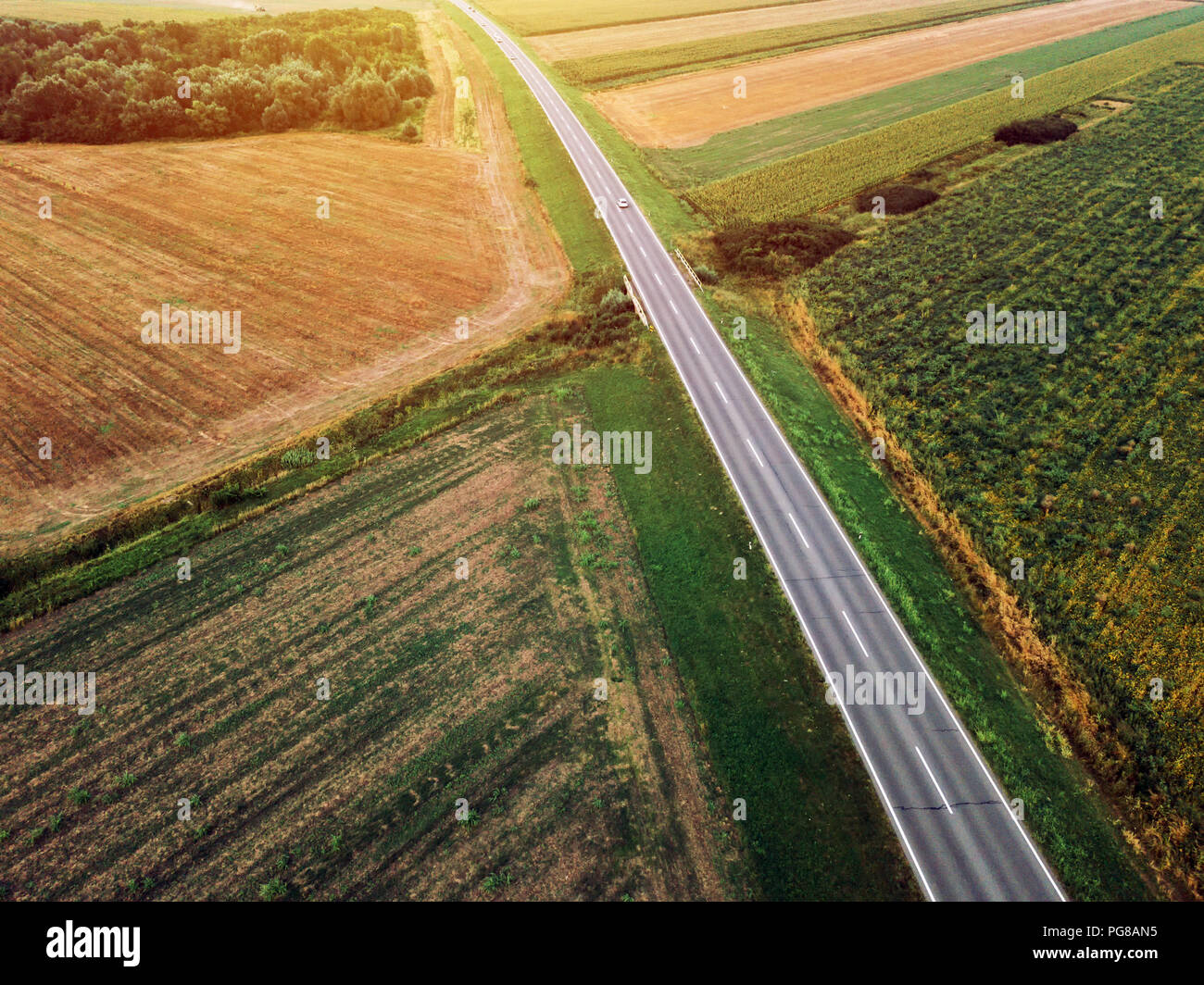 Luftaufnahme des Autos auf der Straße von drone Sicht Stockfoto