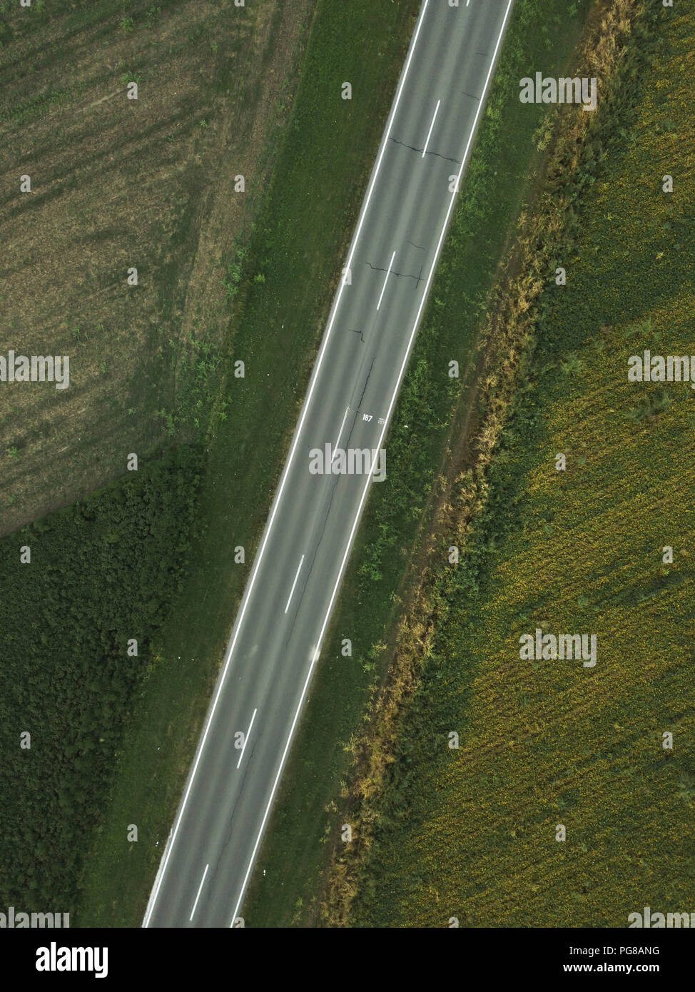 Drone Fotografie der leeren Straße durch ebene Landschaft Landschaft, Luftaufnahme der zweispurigen Fahrbahn direkt von oben Stockfoto