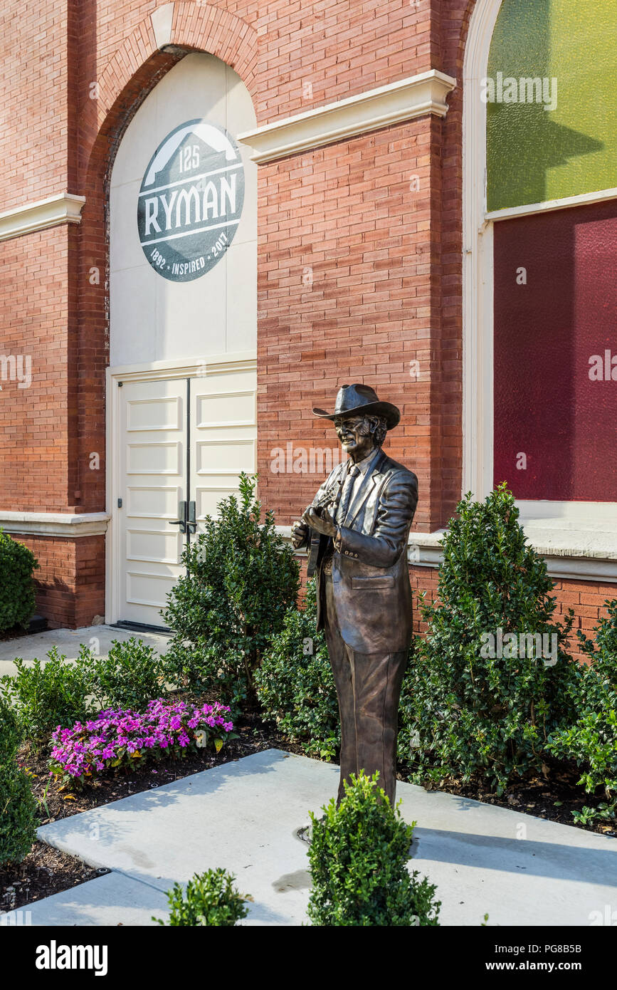 Bluegrass Künstler Bill Monroe Skulptur, Ryman Auditorium, Nashville, Tennessee, USA. Stockfoto