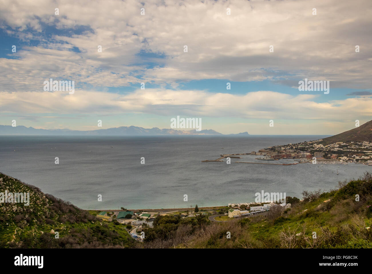 Simonstown, Südafrika - malerischer Blick auf die Stadt an der Küste der False Bay in der Provinz Western Cape entfernt Stockfoto