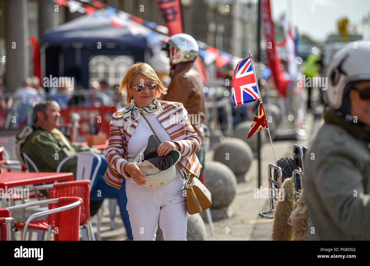 Brighton, UK. 24 Aug, 2018. Mods auf ihren Vespas Start in Brighton für die Bank Holiday Wochenende eintreffen als die Wettervorhersage ist kühler und feuchter in den nächsten paar Tagen in Großbritannien: Simon Dack/Alamy Leben Nachrichten werden Stockfoto