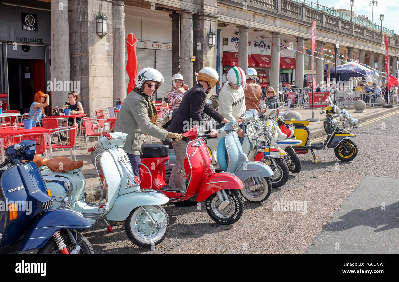 Brighton, UK. 24 Aug, 2018. Mods auf ihren Vespas Start in Brighton für die Bank Holiday Wochenende eintreffen als die Wettervorhersage ist kühler und feuchter in den nächsten paar Tagen in Großbritannien: Simon Dack/Alamy Leben Nachrichten werden Stockfoto