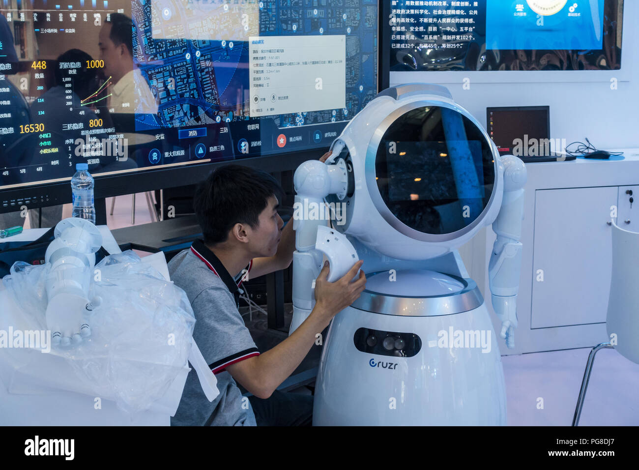 Roboter Reparatur in China (Mann Instandsetzung Montage Roboter) Stockfoto