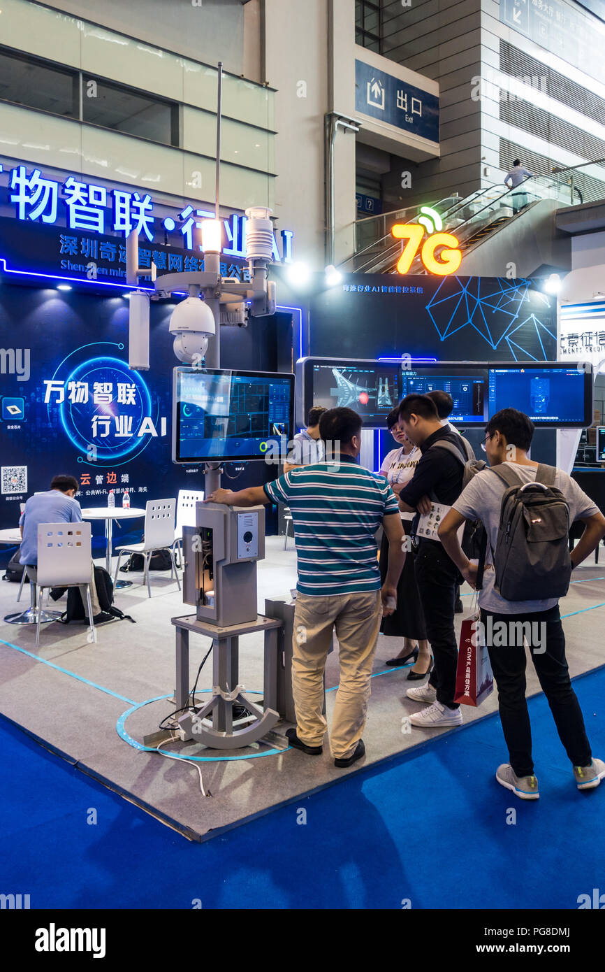 Smart City Exponaten, städtischen Big Data, Digital Control Systems, Hi-tech-monitoring Technologie, Menschen an der vierten China Smart City International Expo 2018 in Shenzhen, China. Stockfoto
