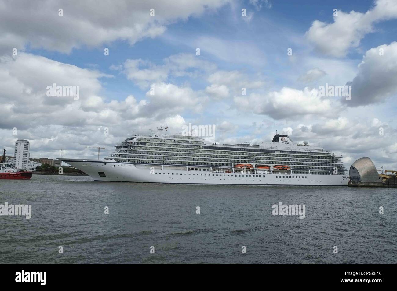 London, 24. August 2018. Die Viking Sun Schiff fährt durch die Thames Barrier auf dem Weg nach Greenwich, Stufe, wo Sie mit Moor. Credit: Claire Doherty/Alamy leben Nachrichten Stockfoto