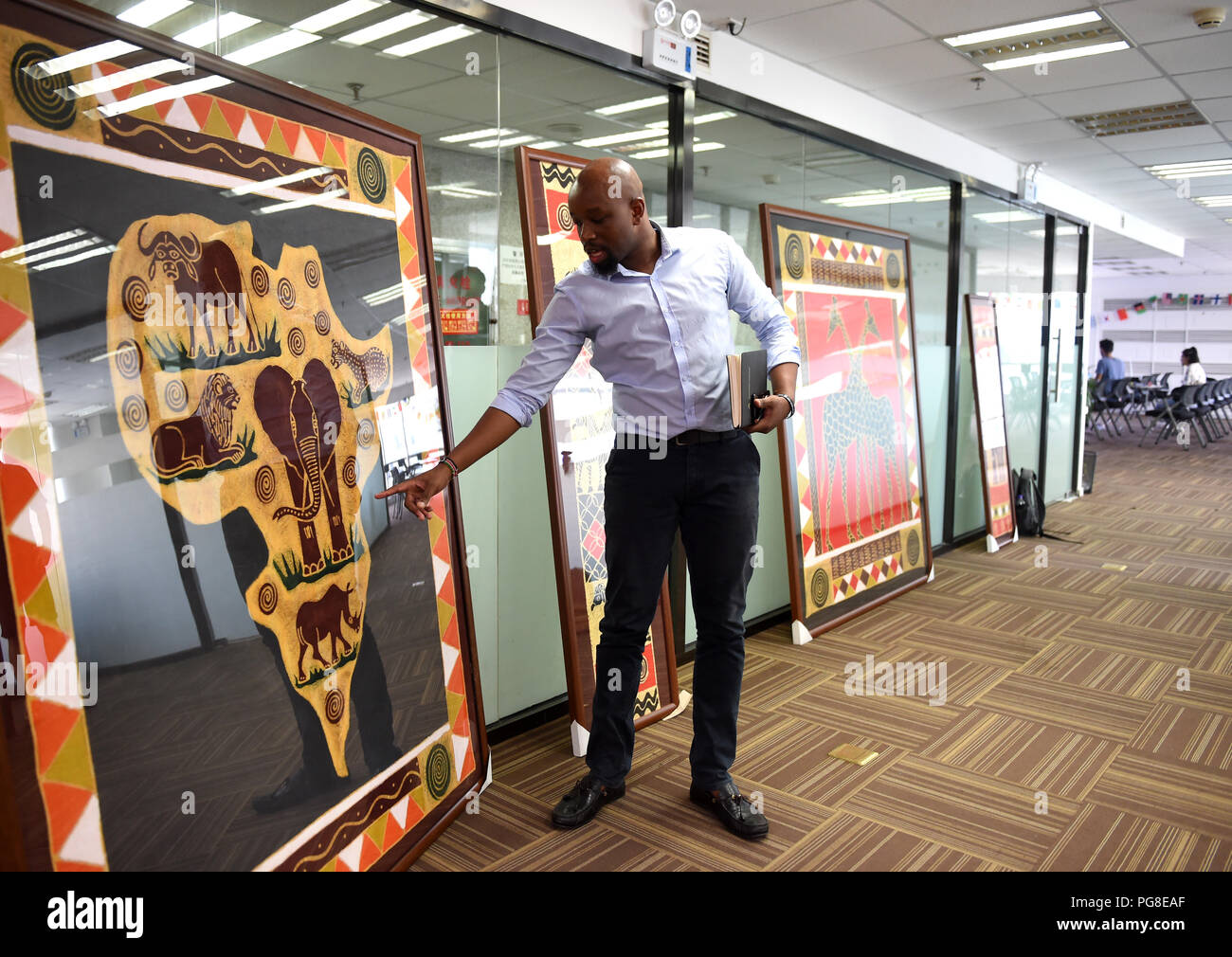 (180824) - Peking, Aug 24, 2018 (Xinhua) - Edwin Mwenda stellt Afrika bei einem Start-up Business Incubator in Peking, der Hauptstadt von China, Nov. 17, 2018. Von einem chinesischen Start-up Business Incubator, Peking-basierte KENIANISCHE Unternehmer Edwin Mwenda läuft derzeit eine landwirtschaftliche Lösungen Projekt namens AHAVAH (das Wort für "Liebe" auf Hebräisch) zusammen mit seinem Partner Nelly Njoroge. In 2014, Mwenda nach China kam für die weitere Ausbildung. Er erhielt seinen Grad des Master in Environmental Science und Engineering an der Tsinghua Universität in 2016 und ist nun eine Promotion in politischer Ökonomie an der Stockfoto