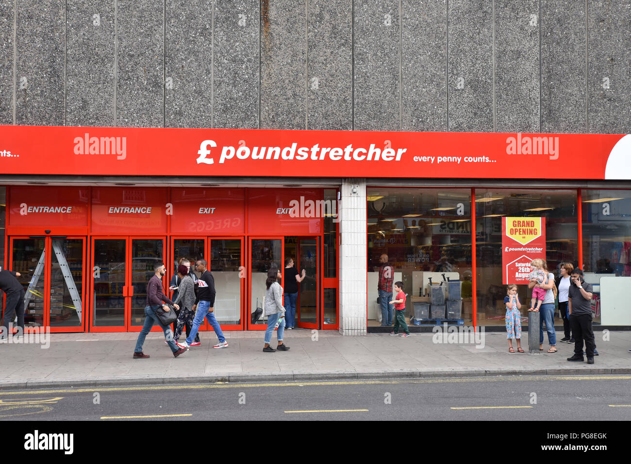 Wood Green, London, UK. 24. August 2018. Eine neue Poundstretcher Store ist die Vorbereitung der Poundworld store in Wood Green zu öffnen. Quelle: Matthew Chattle/Alamy leben Nachrichten Stockfoto