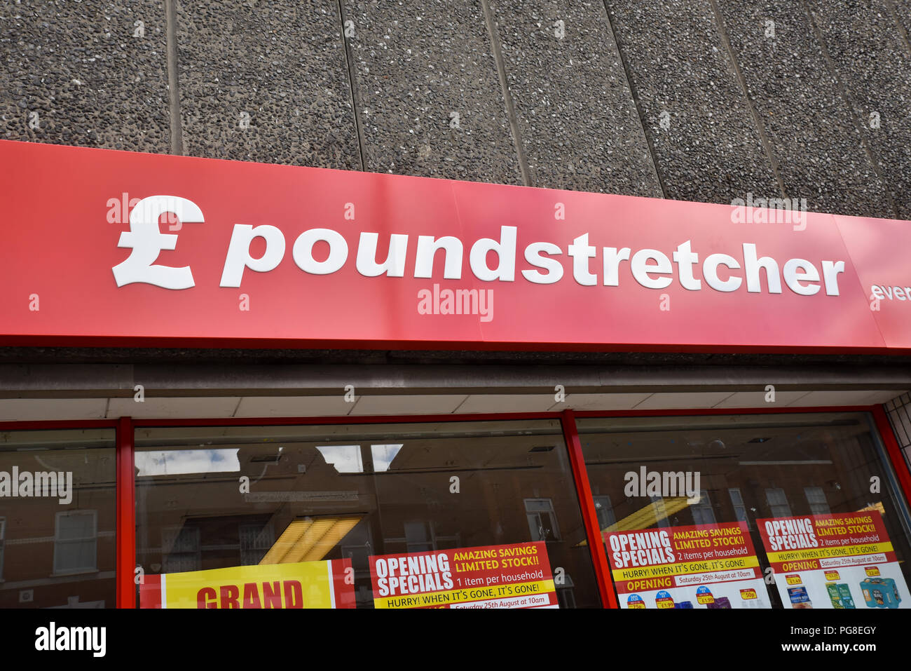 Wood Green, London, UK. 24. August 2018. Eine neue Poundstretcher Store ist die Vorbereitung der Poundworld store in Wood Green zu öffnen. Quelle: Matthew Chattle/Alamy leben Nachrichten Stockfoto