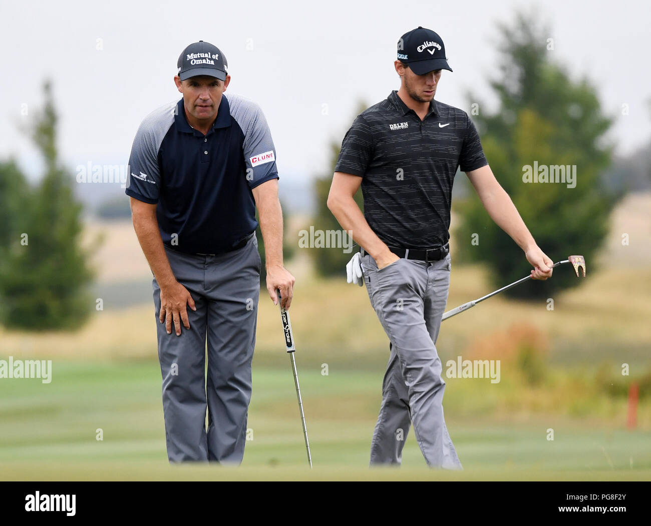 Vysoky Ujezd, Tschechien. 24 Aug, 2018. Golfspieler L-R Padraig Harrington und Thomas Pieters in Aktion während der Tschechischen Masters Golf Turnier innerhalb der Europäischen Tour, in Vysoky Ujezd, Tschechien, am 24. August 2018. Credit: Roman Vondrous/CTK Photo/Alamy leben Nachrichten Stockfoto