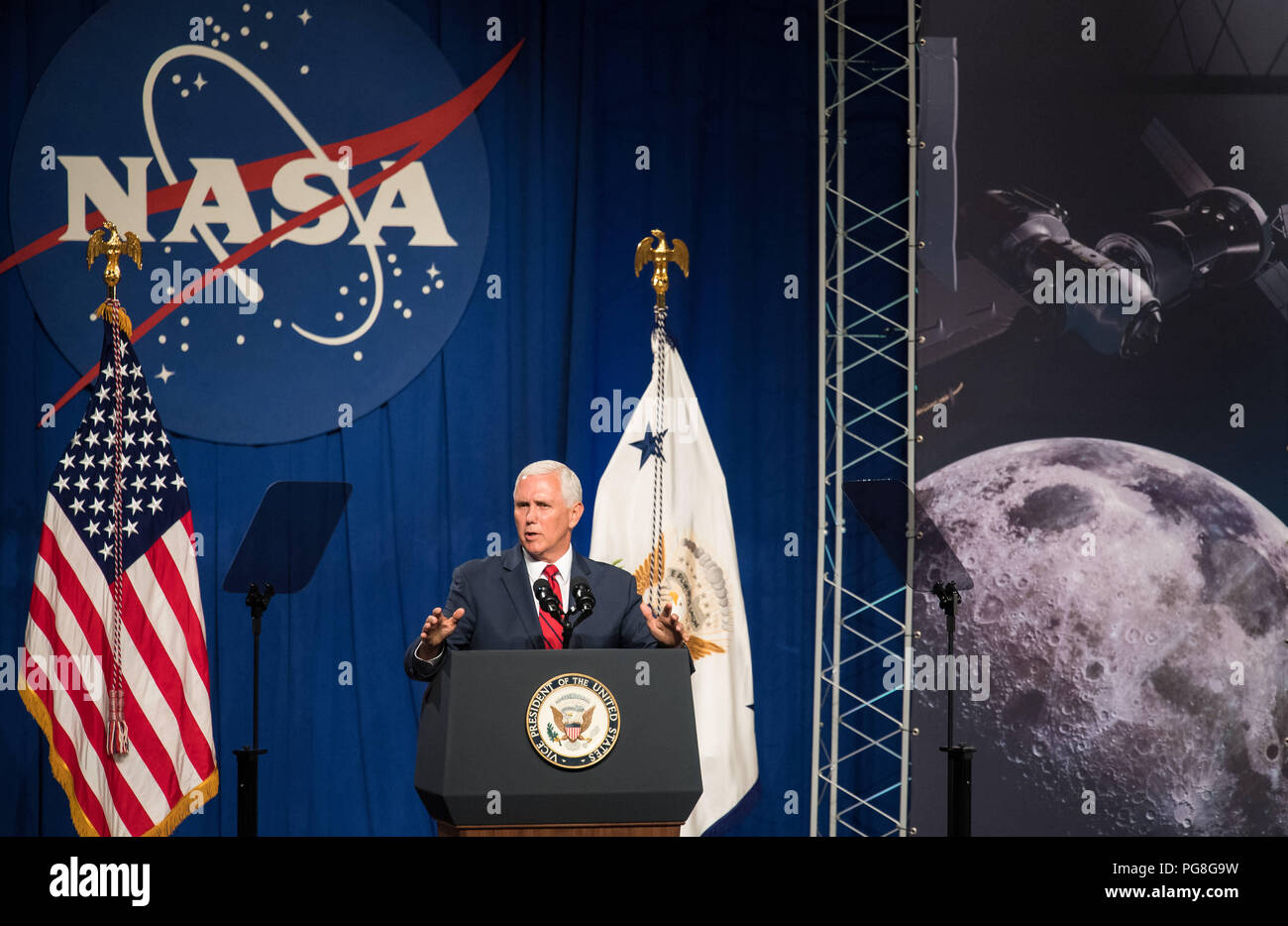 Houston, Texas, USA. 23 Aug, 2018. Vice President Mike Pence spricht in der Teague Auditorium im Johnson Space Center der NASA, Donnerstag, 12.08.23, 2018 in Houston, Texas. Vice President Pence sprach über die Zukunft der bemannten Raumfahrt und der Agentur plant, den Mond als Vorreiter für zukünftige bemannte Missionen zum Mars zurückzukehren, die besagt, dass der oon und sehr bald amerikanische Astronauten in den Weltraum auf amerikanischen Raketen von amerikanischem Boden gestartet zurück.'' Foto: Credit: Nationale Luft- und Raumfahrt A/russischen Look/ZUMA Draht/Alamy leben Nachrichten Stockfoto