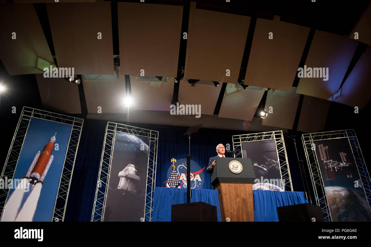 Houston, Texas, USA. 23 Aug, 2018. Vice President Mike Pence spricht in der Teague Auditorium im Johnson Space Center der NASA, Donnerstag, 12.08.23, 2018 in Houston, Texas. Vice President Pence sprach über die Zukunft der bemannten Raumfahrt und der Agentur plant, den Mond als Vorreiter für zukünftige bemannte Missionen zum Mars zurückzukehren, die besagt, dass der oon und sehr bald amerikanische Astronauten in den Weltraum auf amerikanischen Raketen von amerikanischem Boden gestartet zurück.'' Foto: Credit: Nationale Luft- und Raumfahrt A/russischen Look/ZUMA Draht/Alamy leben Nachrichten Stockfoto