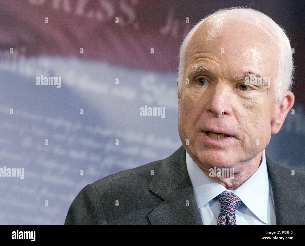 Uns, der republikanische Senator John Mccain wird nicht mehr fortgesetzt werden, um die Bestrahlung für sein Gehirn Krebs, seine Familie hat angekündigt. McCain, 81, wurde mit einer aggressiven Form von Hirntumor letzter Sommer bestimmt und musste sich einer Behandlung unterziehen, seit Juli 2017. Er verließ Washington mit seiner Familie in Arizona zu sein, obwohl er noch einen vocal politische Figur wurde. 24 Aug, 2018. Im Bild: Juli 27, 2017 - Washington, DC, US-Senator John McCain kündigt er trägt nicht das ''Skinny Aufhebung'' des erschwinglichen Care Act (ACA). Credit: Ron Sachs/CNP/ZUMA Draht/Alamy leben Nachrichten Stockfoto