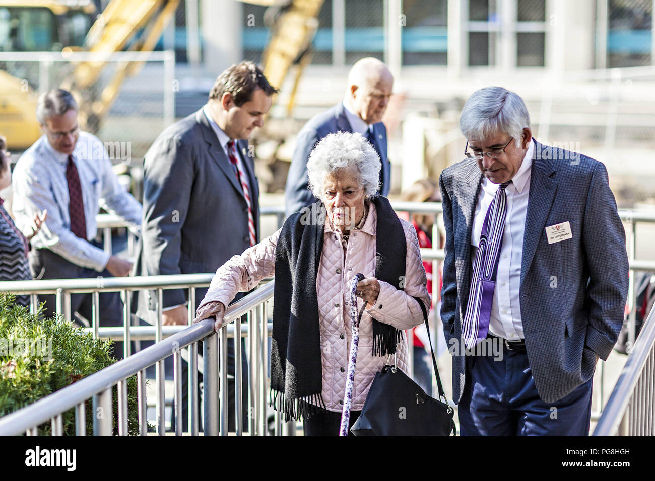 Columbus, Ohio, USA. 9 Nov, 2012. ANNIE GLENN, Ehefrau von John Glenn (hinten) Gespräche mit der Ohio State University Zentrum für Luftfahrt Studien JIM OPPERMANN bei einem OSU College of Engineering Veranstaltung Freitag, 9. November 2012. Der ehemalige Astronaut und US-Senator John Glenn war ein Vortrag zu OSU aviation Majoren über Antenne Navigation ohne GPS oder moderne Instrumente. Credit: James D. finden/ZUMA Draht/Alamy leben Nachrichten Stockfoto