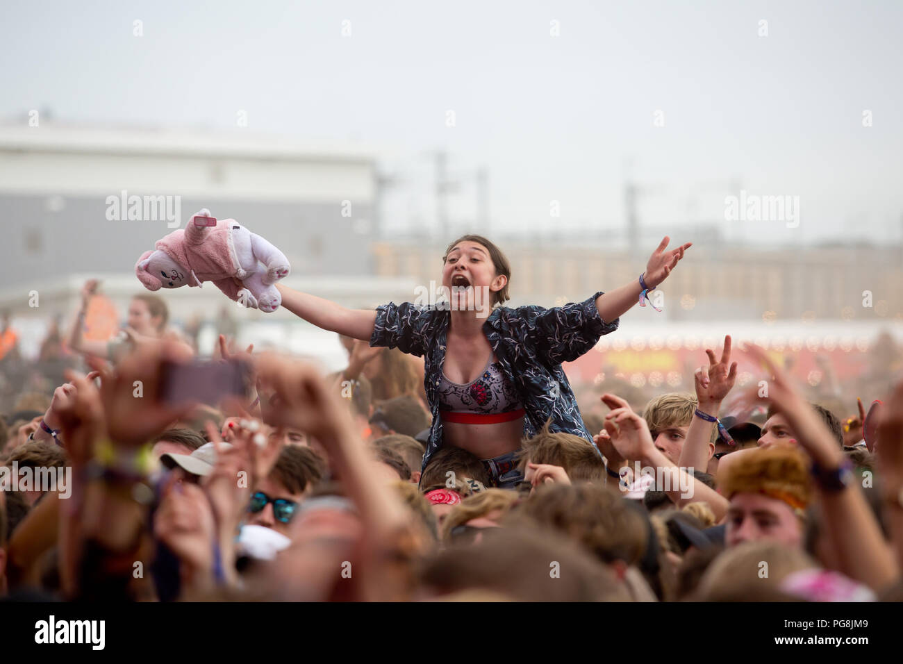 Ventilatoren passen die Wombats führen bei Reading Festival am ersten Tag 2018 Stockfoto