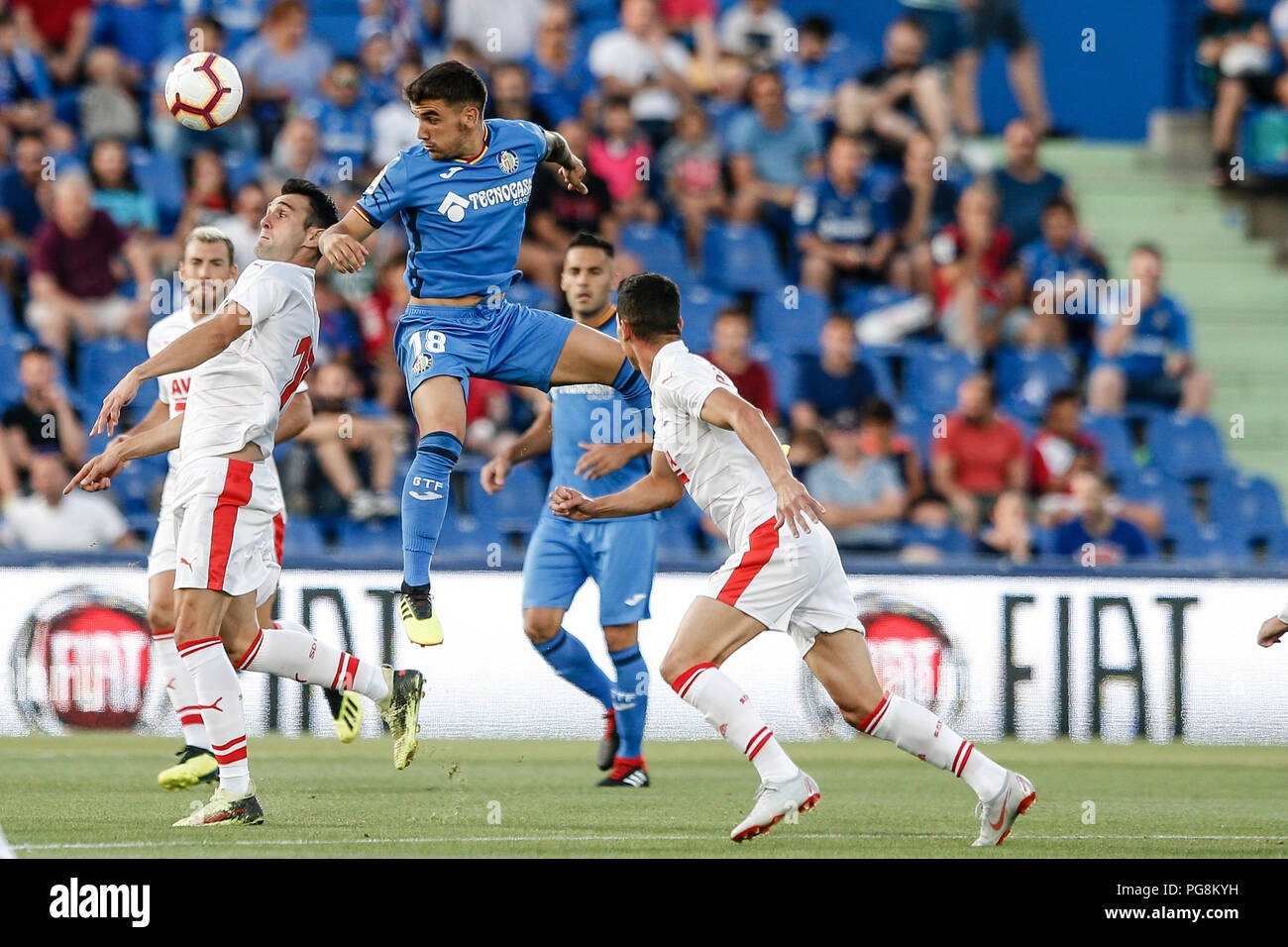 Coliseum Alfonso Perez Getafe, Spanien. 24 Aug, 2018. Liga Fußball, Getafe versus Eibar; Mauro Arambarri (Getafe CF) steigt hoch das Schneidwerk Credit: Aktion plus Sport/Alamy Leben Nachrichten zu gewinnen Stockfoto