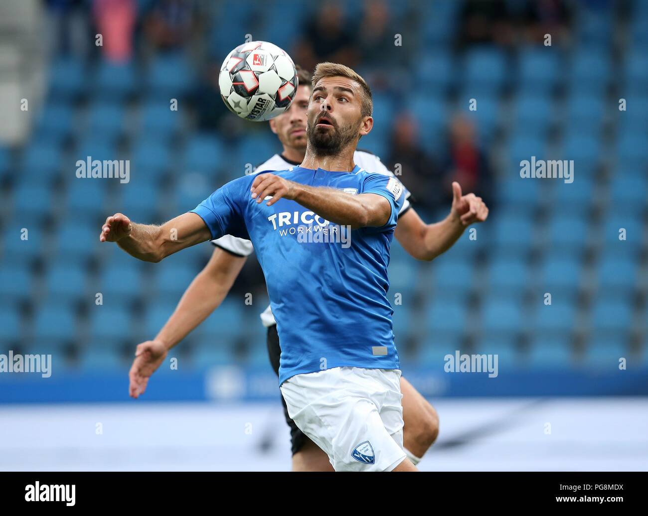 Firo: 24.08.2018, Fußball, 2.Bundesliga, Saison 2018/2019 VfL Bochum - SV Sandhausen 1:0 Lukas HINTERSEER, Bochum, Duelle | Verwendung weltweit Stockfoto