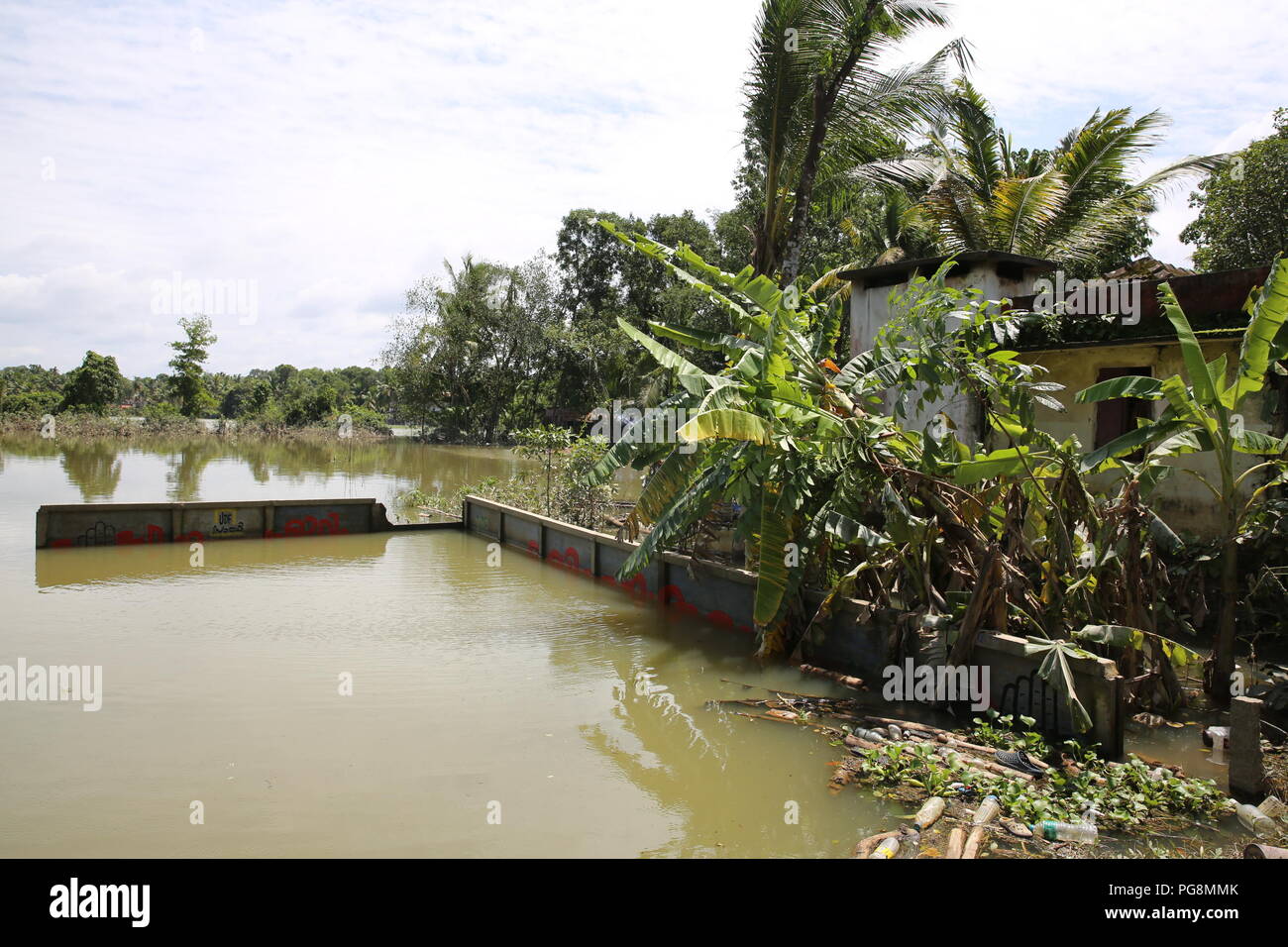 Kerala. 22 Aug, 2018. Überflutete Häuser sind im südlichsten Indiens Flut gesehen - schlagen Kerala State, 22.08.2018. Medienberichten zufolge, die Zahl der Todesopfer in der verheerenden Überschwemmungen hat 370 erreicht. Credit: Zhao Xu/Xinhua/Alamy leben Nachrichten Stockfoto
