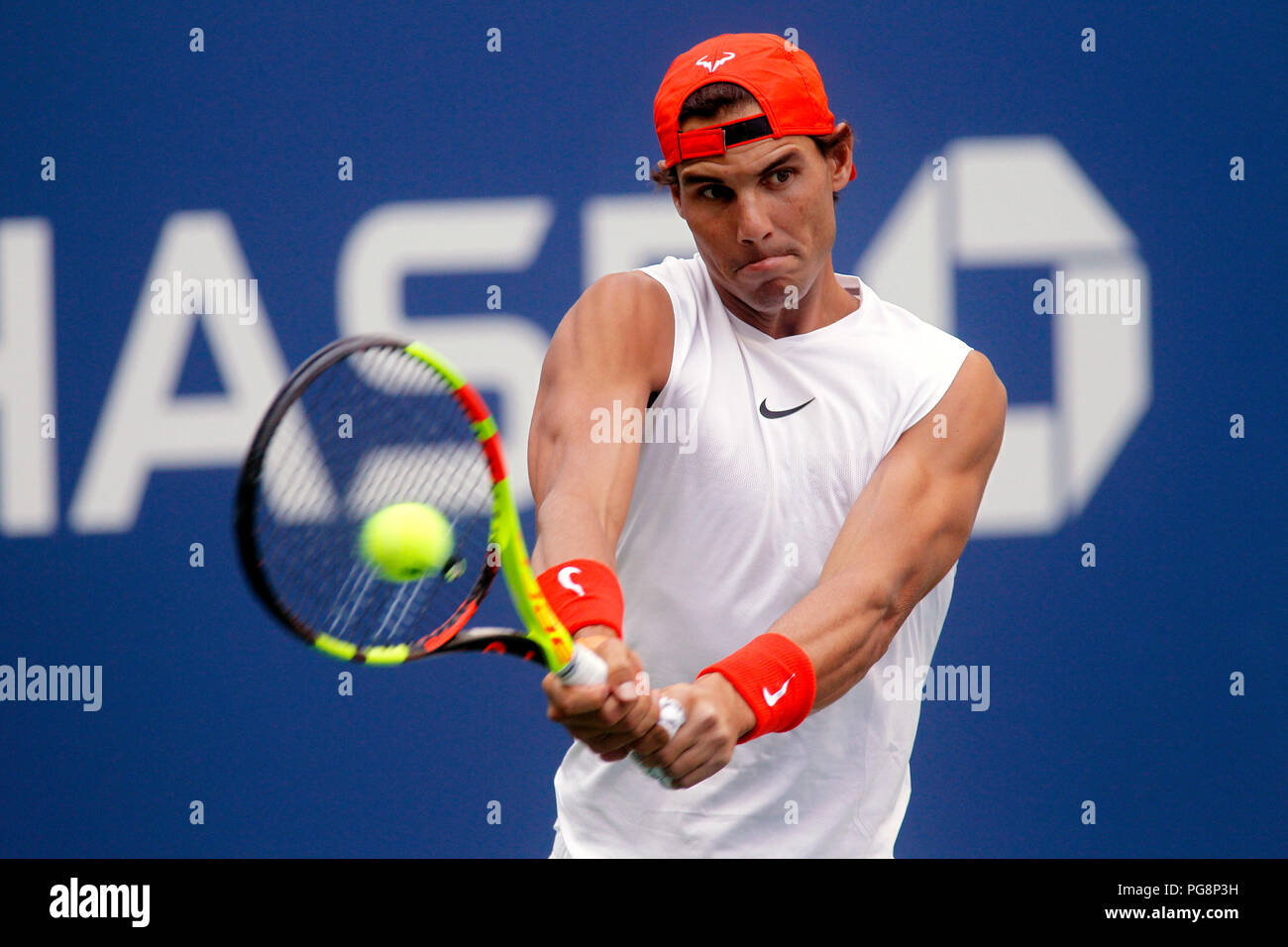 New York, USA, 24. August 2018 - US Open Tennis Praxis: Der Spanier Rafael Nadal üben an der Billie Jean King National Tennis Center in Flushing Meadows, New York, als Spieler für die US Open, die am kommenden Montag beginnt, vorbereitet. Quelle: Adam Stoltman/Alamy leben Nachrichten Stockfoto