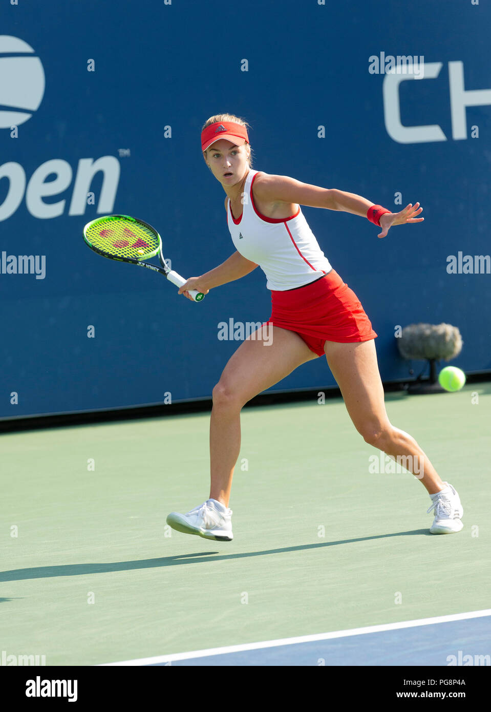 New York, USA - 24. August 2018: Anna Kalinskaya von Russland liefert Kugel während qualifizierender Tag 4 gegen Madison Brengle der USA bei US Open Tennis Meisterschaft an USTA Billie Jean King National Tennis Center Credit: Lev radin/Alamy leben Nachrichten Stockfoto