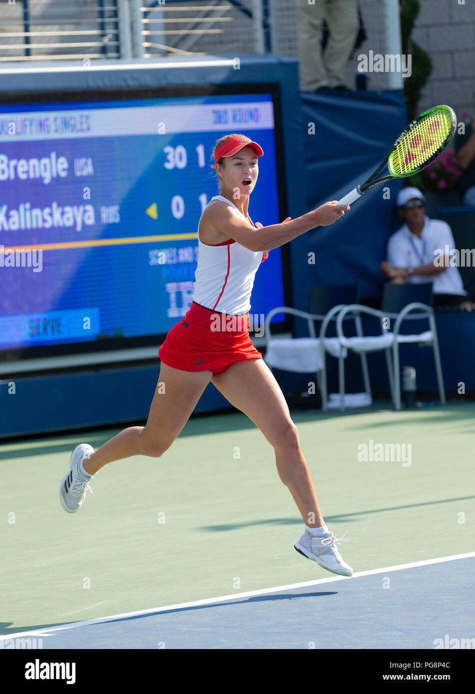 New York, USA - 24. August 2018: Anna Kalinskaya von Russland liefert Kugel während qualifizierender Tag 4 gegen Madison Brengle der USA bei US Open Tennis Meisterschaft an USTA Billie Jean King National Tennis Center Credit: Lev radin/Alamy leben Nachrichten Stockfoto