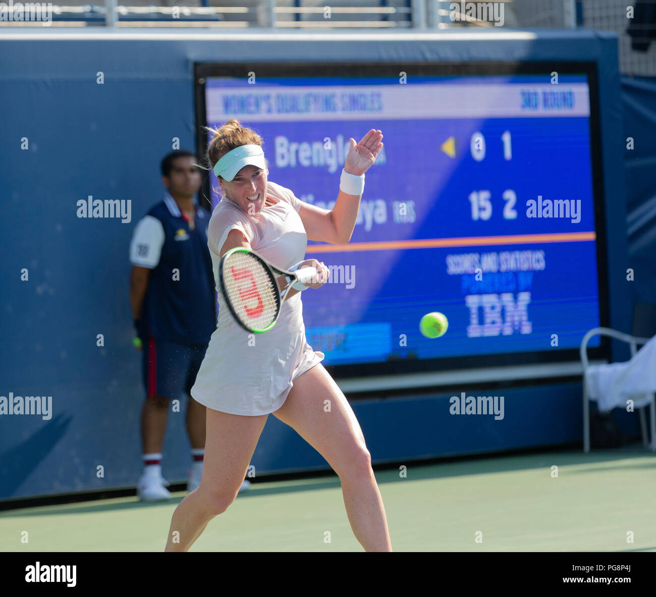 New York, USA - 24. August 2018: Madison Brengle der USA Versandkosten Kugel während qualifizierender Tag 4 gegen Anna Kalinskaya Russlands am US Open Tennis Meisterschaft an USTA Billie Jean King National Tennis Center Credit: Lev radin/Alamy leben Nachrichten Stockfoto