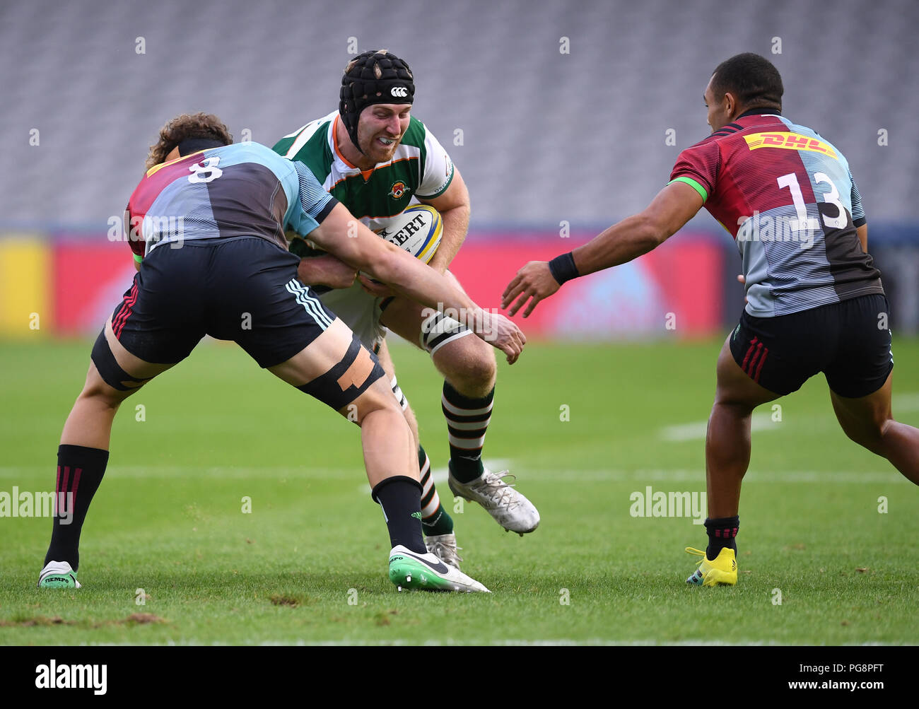 Twickenham Stoop, London, UK. 24 Aug, 2018. Vor Jahreszeit Rugby freundlich, Harlekine versus Ealing Trailfinders; Ben westlich von Ealing Trailfinders nimmt auf Dino Lamm und Joe Marchant der Harlekine Credit: Aktion plus Sport/Alamy leben Nachrichten Stockfoto