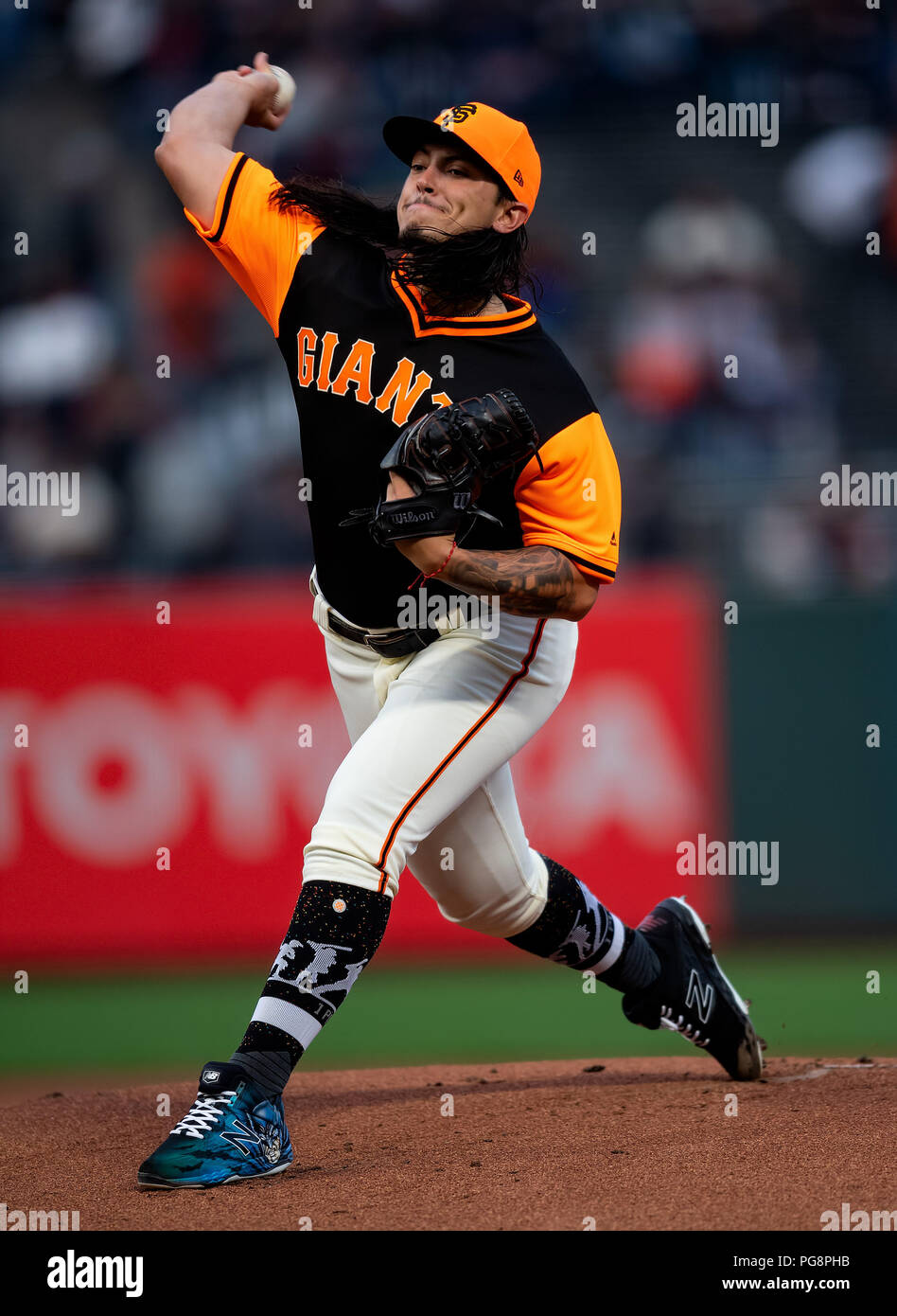 San Francisco, USA. 24. August 2018: San Francisco Giants Krug Dereck Rodriguez (57) Aufwärmen, bevor ein MLB-Spiel zwischen den Texas Rangers und die San Francisco Giants bei AT&T Park in San Francisco, Kalifornien. Valerie Shoaps/CSM Credit: Cal Sport Media/Alamy leben Nachrichten Stockfoto