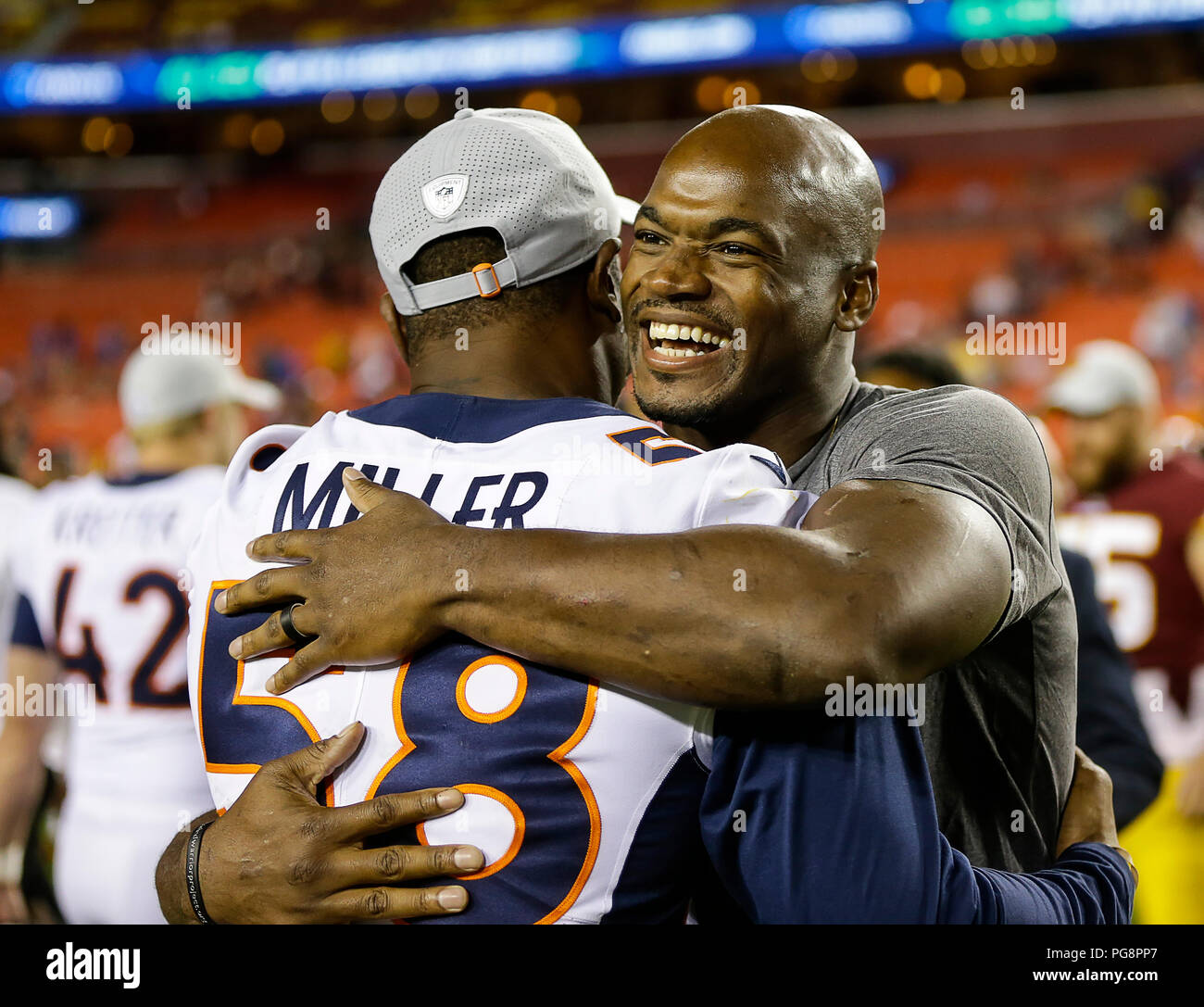 Landover, USA. 24. August 2018: Washington Redskins RB #26 Adrian Peterson Umarmungen Denver Broncos LB #58 von Miller nach einem preseason NFL Football Spiel zwischen den Washington Redskins und die Denver Broncos am FedEx Feld in Landover, Md. Justin Cooper/CSM Credit: Cal Sport Media/Alamy leben Nachrichten Stockfoto