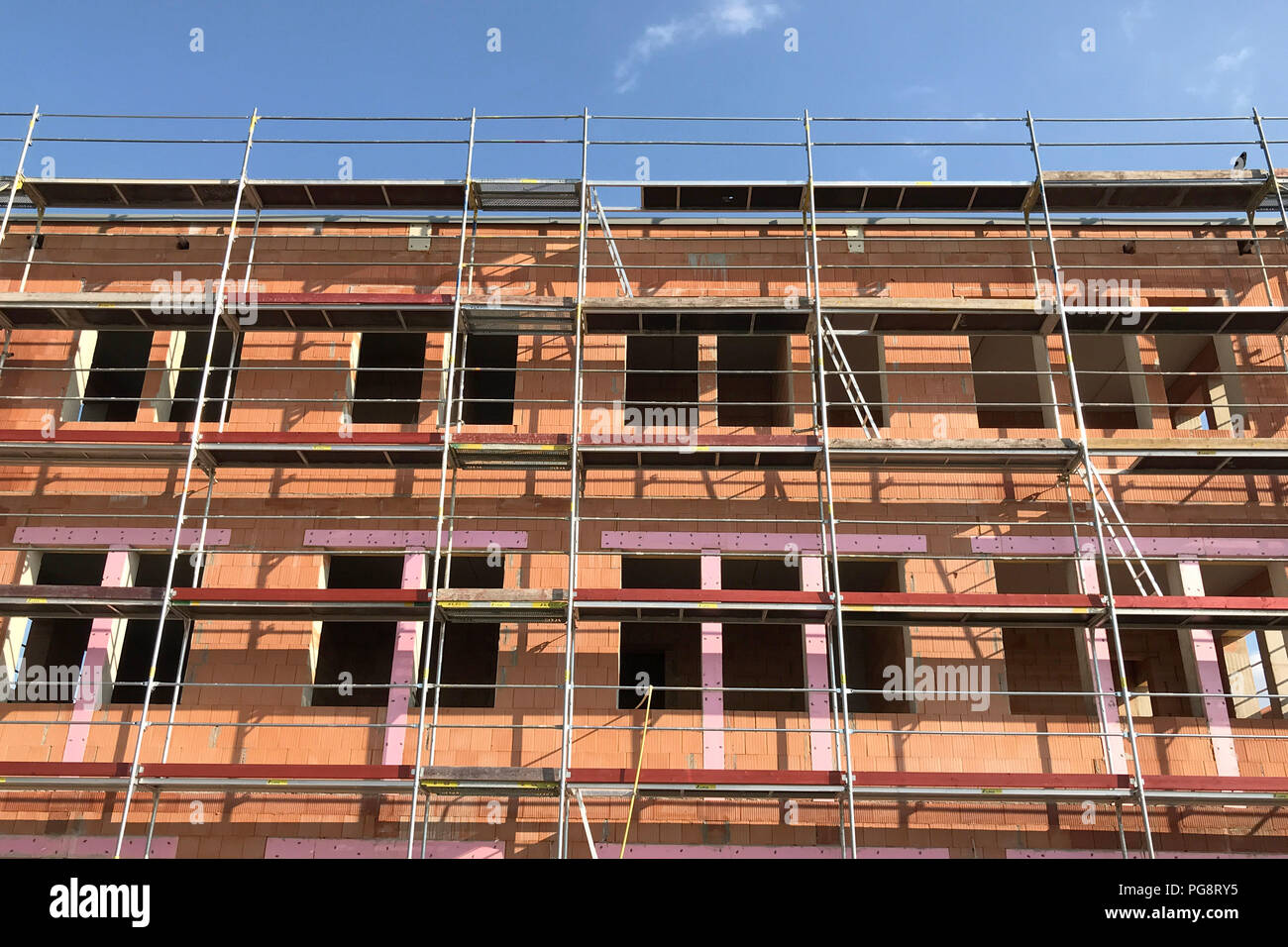Munchen Deutschland 25 Aug 2018 Fassade Neue Wohnungen In Muenchen Gehause Shell Gebaude Immobilien Eigenheimtumswohnung Neubau Mietwohnung Miete Bauboom Mietshaus Baustelle Geruest Bauen Bau Bauen Immobilien Bau Agglomeration