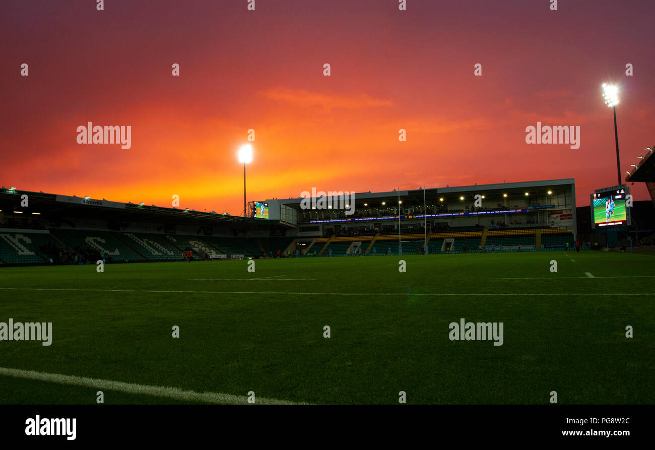 Northampton, Großbritannien. 24. August 2018. Die Sonne über Franklin's Gardens Stadion während der Vor Saisonbeginn freundliches Spiel zwischen Northampton Saints und Glasgow Krieger am Franklin's Gardens. Credit: atsportphoto/Alamy leben Nachrichten Stockfoto