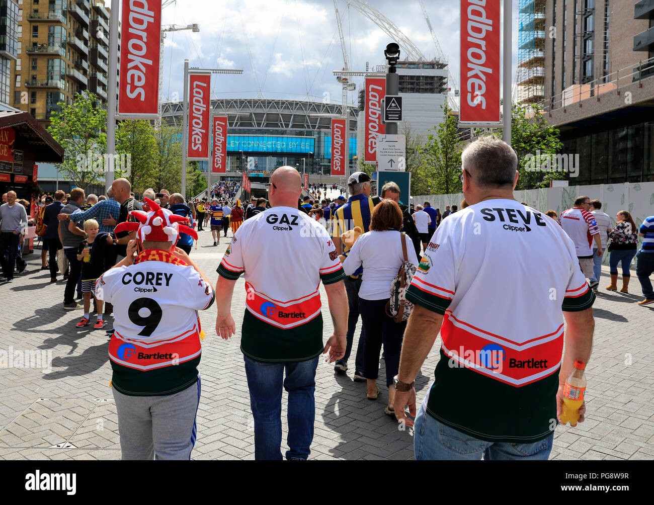 Wembley Stadion, London, UK. 25 Aug, 2018. Ladbrokes Rugby Challenge Cup, Katalanen Drachen versus Warrington Wölfe; Rugby League fans hinunter Wembley Weise vor dem Spiel Quelle: Aktion plus Sport/Alamy leben Nachrichten Stockfoto