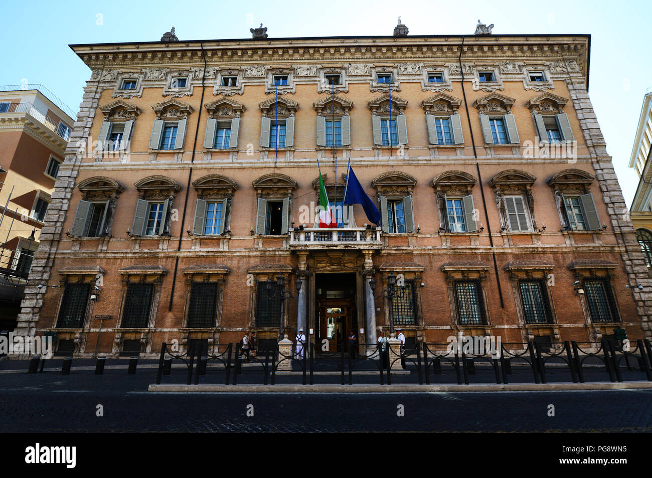 Sitz des italienischen Senats, in einer ehemaligen aus dem 15. Jahrhundert Palast der Medici mit späteren barocken Fassade. Stockfoto