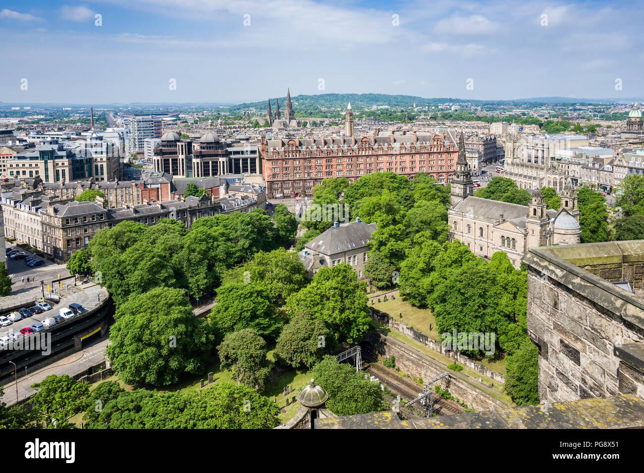 Ansicht West Butts Batterie, Schloss Edinburgh, Schottland. Die Pfarrkirche St. Cuthbert und Gebäude der Lothian Road sind sichtbar. Stockfoto