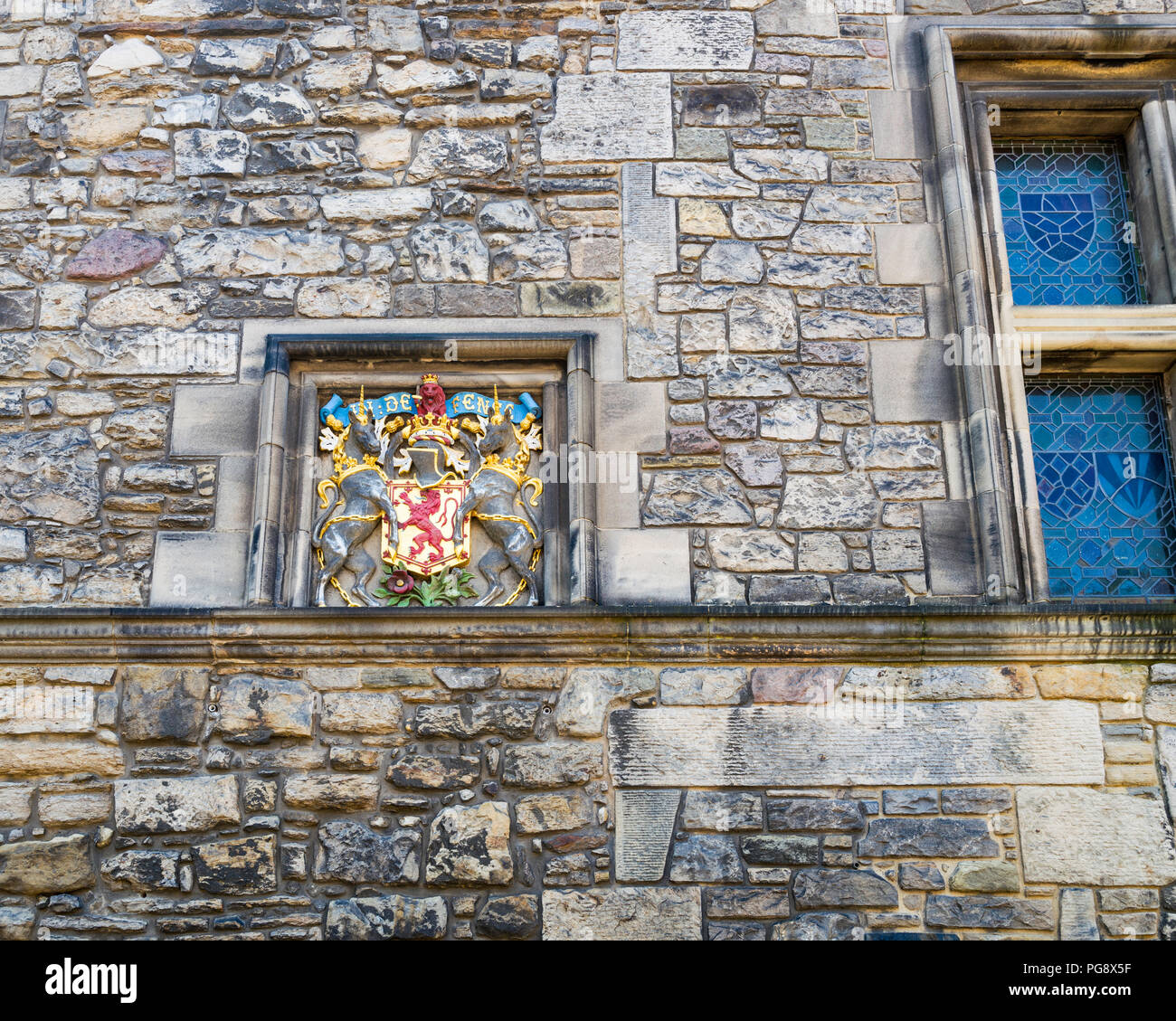 Das königliche Wappen von Schottland ist an der Außenwand des Palas, Schloss Edinburgh, Edinburgh, Schottland angezeigt Stockfoto