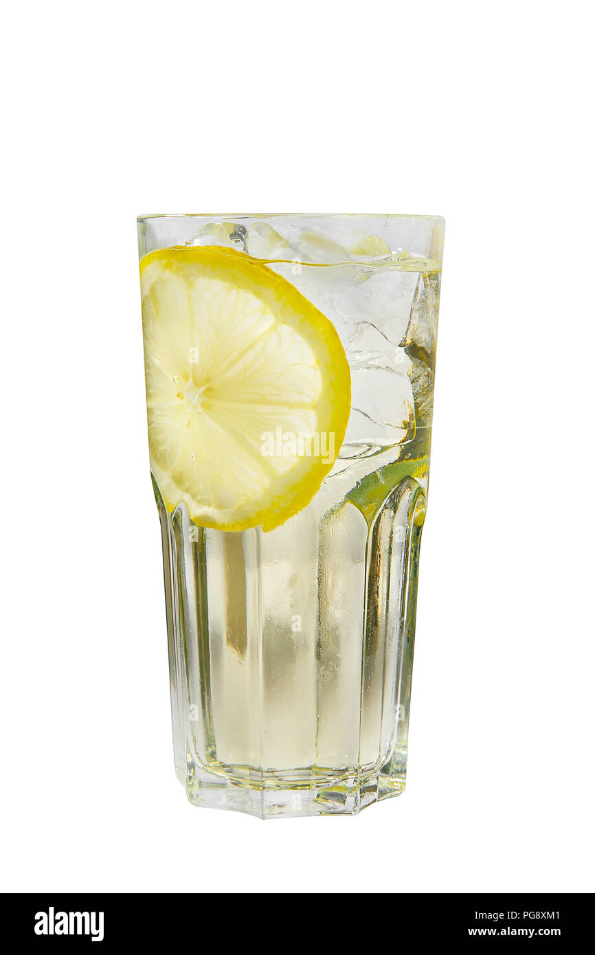 Ein 1-farbigen, transparenten Cocktail, erfrischende in ein hohes Glas mit Eiswürfeln und Zitrone Schichten. Seitenansicht isoliert weißer Hintergrund. Getränk für den Stockfoto