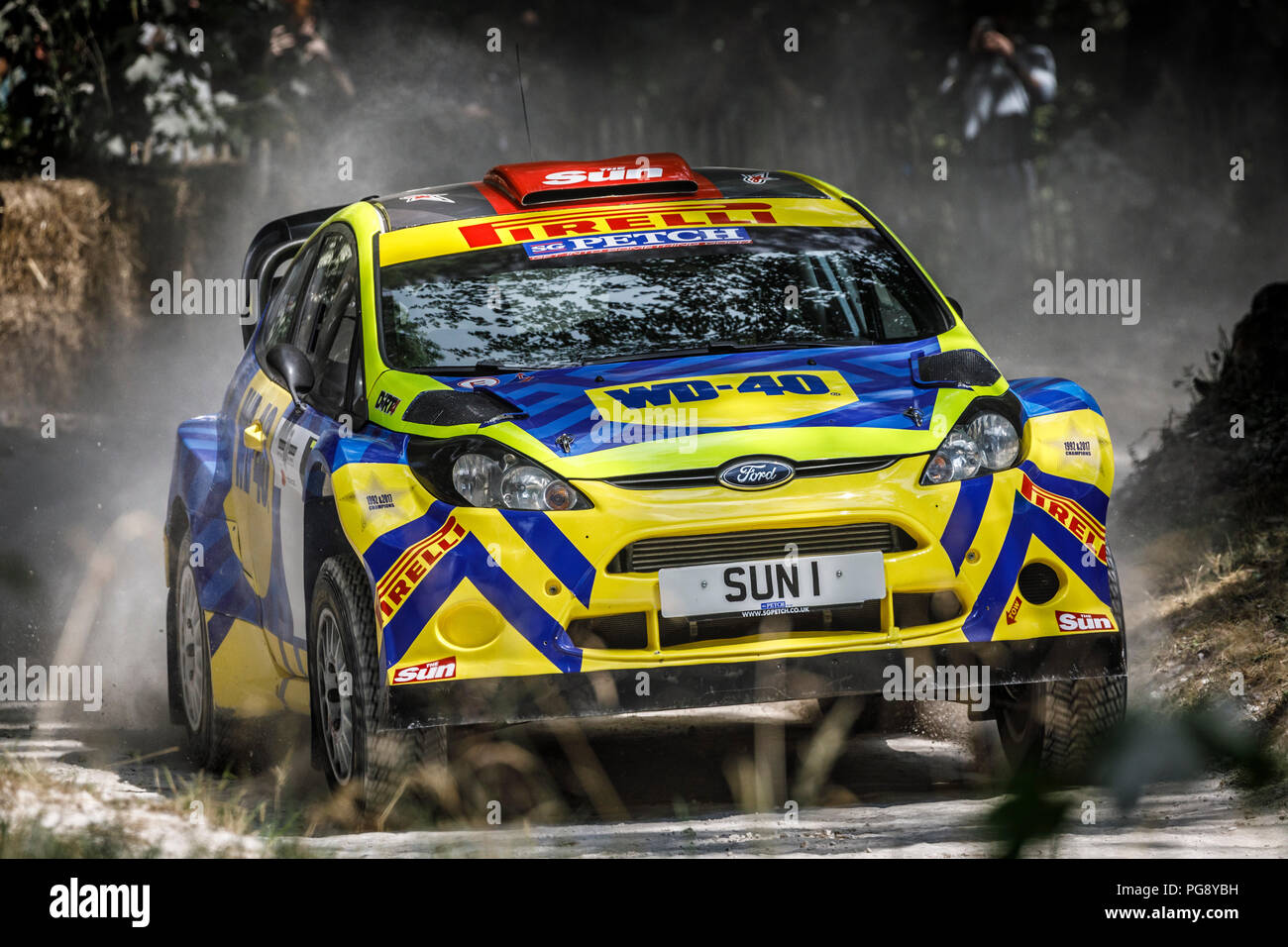 2015 Die Sonne Ford Fiesta WRC Rally Auto mit Fahrer Rob Gill am Goodwood Festival 2018 von Geschwindigkeit, Sussex, UK. Stockfoto