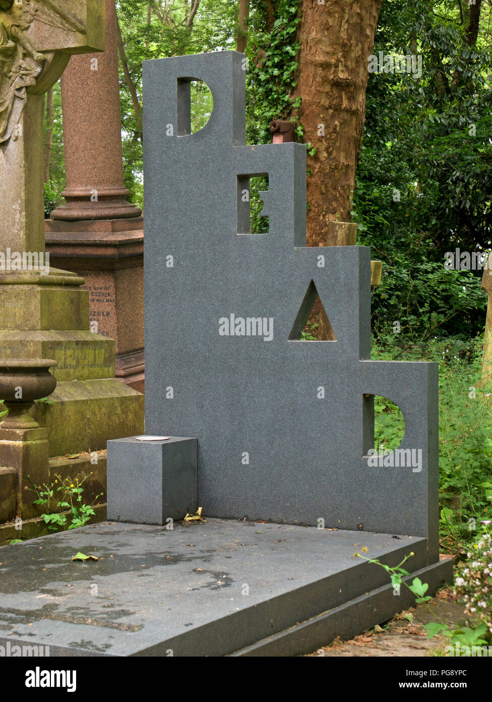 Grab stein in Highgate Friedhof, London. Stockfoto