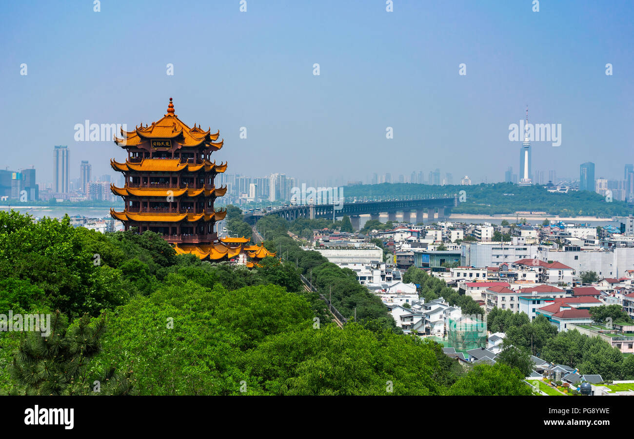 Yellow Crane Tower und Wuhan Yangtze Große Brücke Blick in Wuhan Hubei China Stockfoto