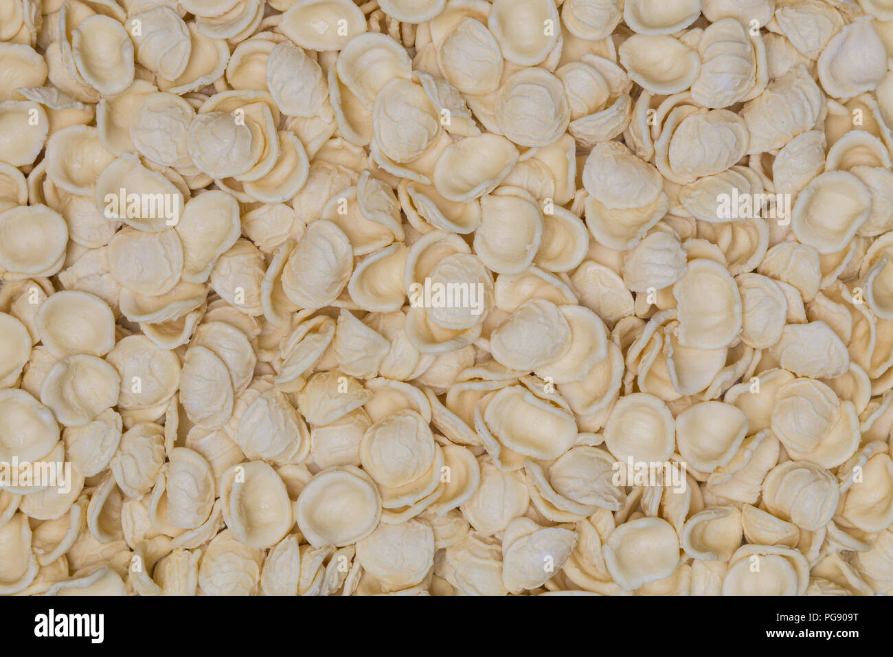 Orecchiette Pasta als Textur Hintergrund. Stockfoto