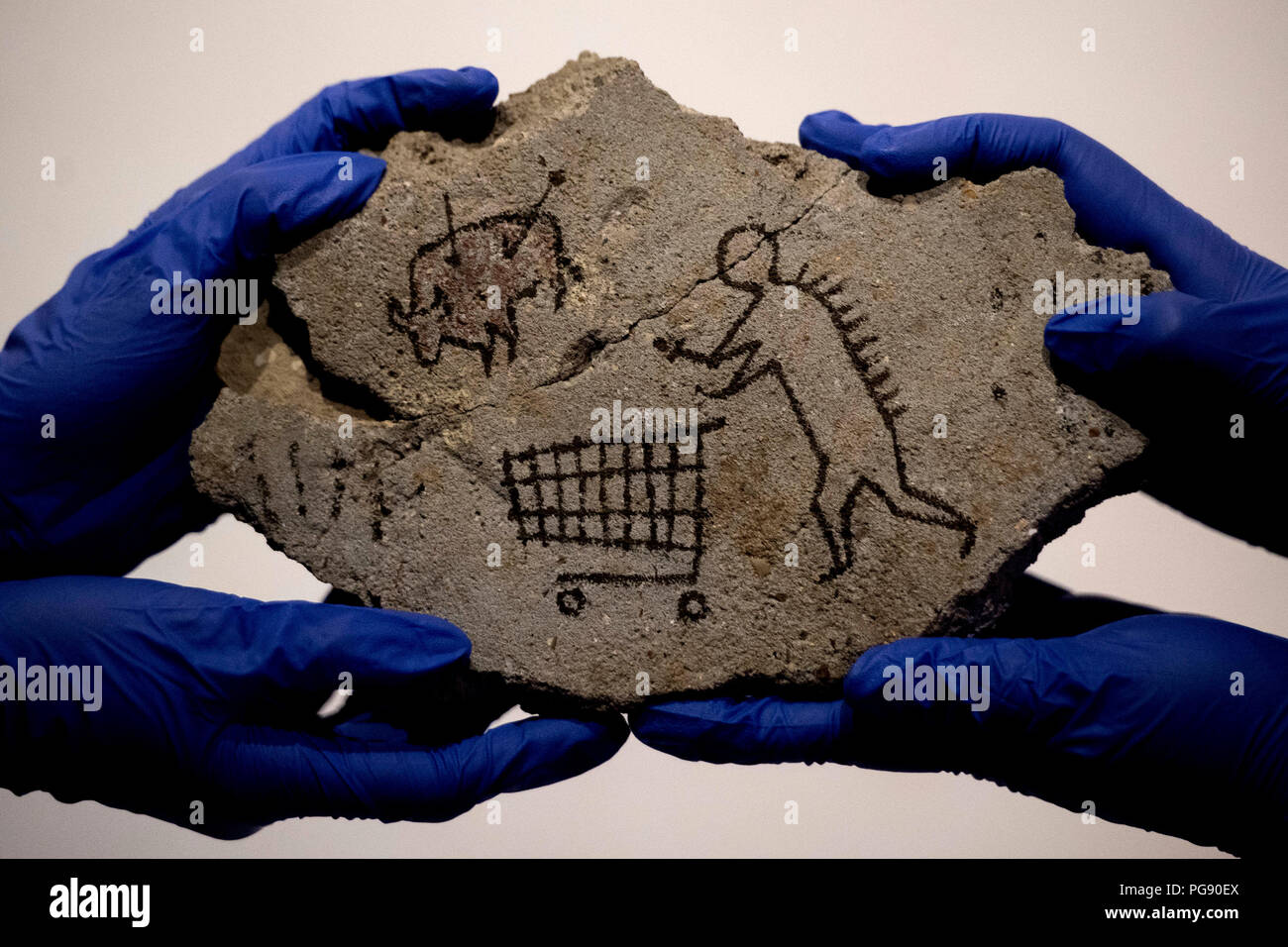 Installation von Banksy's Peckham Rock im British Museum in London. Der Künstler hat das historische Scheinstück 2005 heimlich in einer Galerie im Museum platziert, als es drei Tage lang unbemerkt blieb, und es kehrt nun mit Genehmigung als Teil von Ian Hislops kuratierter Ausstellung "I object: Ian Hislops Suche nach Dissens" zurück. Stockfoto