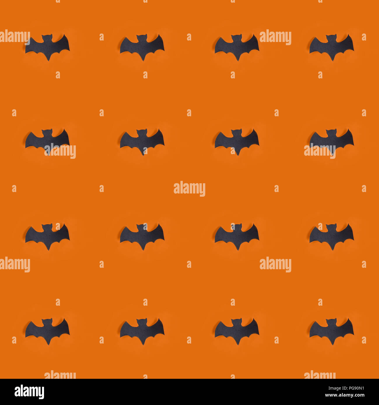 Happy Halloween! Nahtlose Muster mit schwarzen Fledermaus auf orangefarbenem Hintergrund Stockfoto