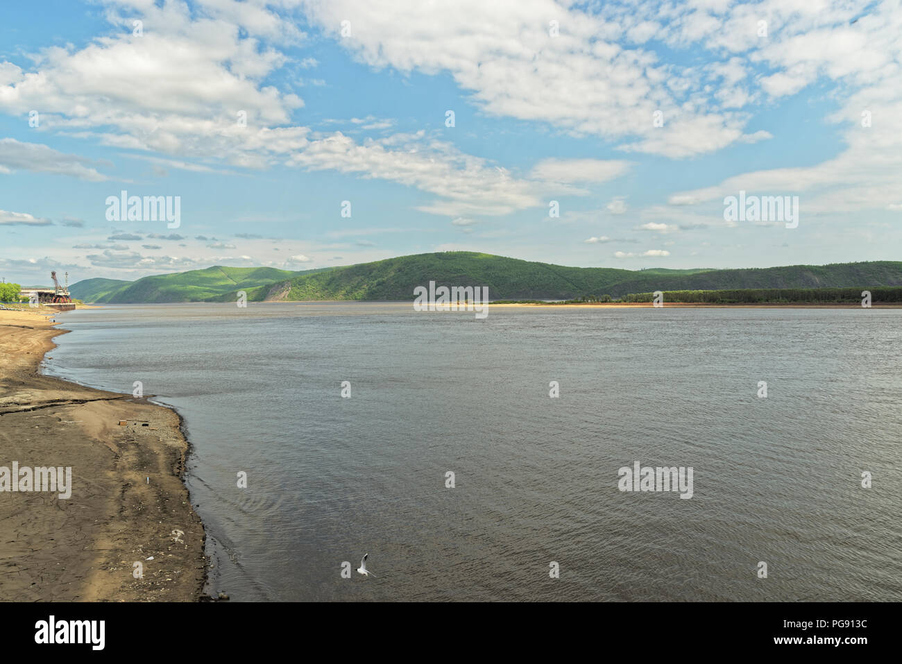 Panoramablick auf Amur gegen erstaunliche bewölkten Himmel. Komsomolsk am Amur, Russland Stockfoto