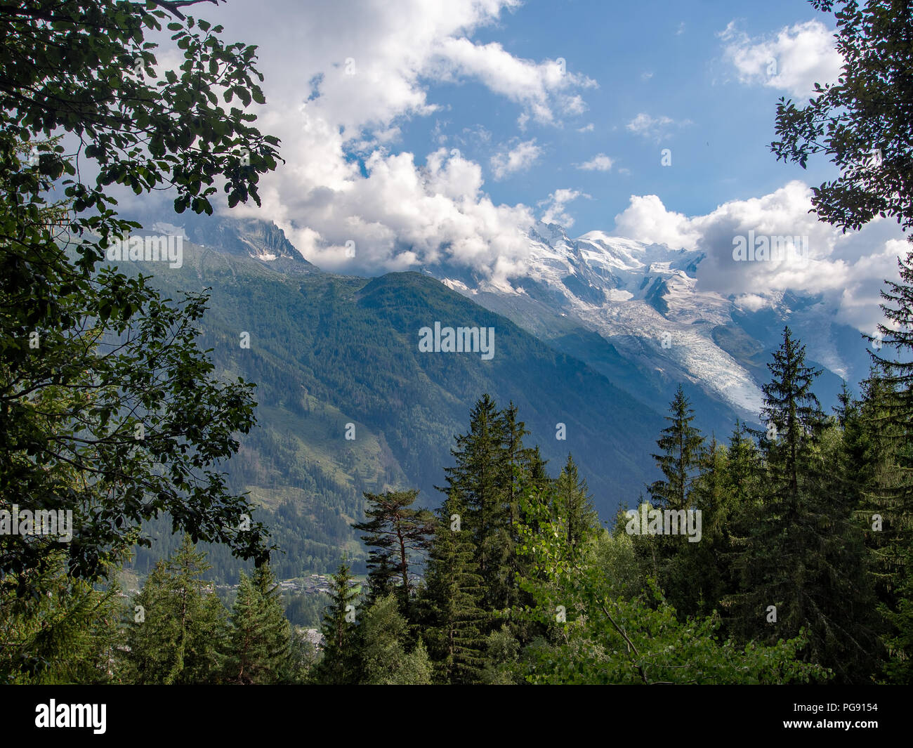 Mont Blanc und den europäischen Alpen in der Nähe von Chamonix, Haute Savoie, Frankreich. Berge durch die Bäume von den beliebten Wanderweg 'Petit balcon Sud' ie kleinen Süden trail gesehen. Stockfoto