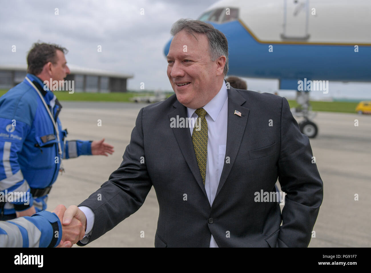 Bei Abreise Brüssel, US-Staatssekretär Mike Pompeo gestoppt Danken und Fotos mit einigen der Menschen, die Unterstützung vor Ort, einschließlich der maritimen Sicherheit Detail und Mitglieder der motorradeskorte und normale Kleidung Belgien Polizisten. Stockfoto