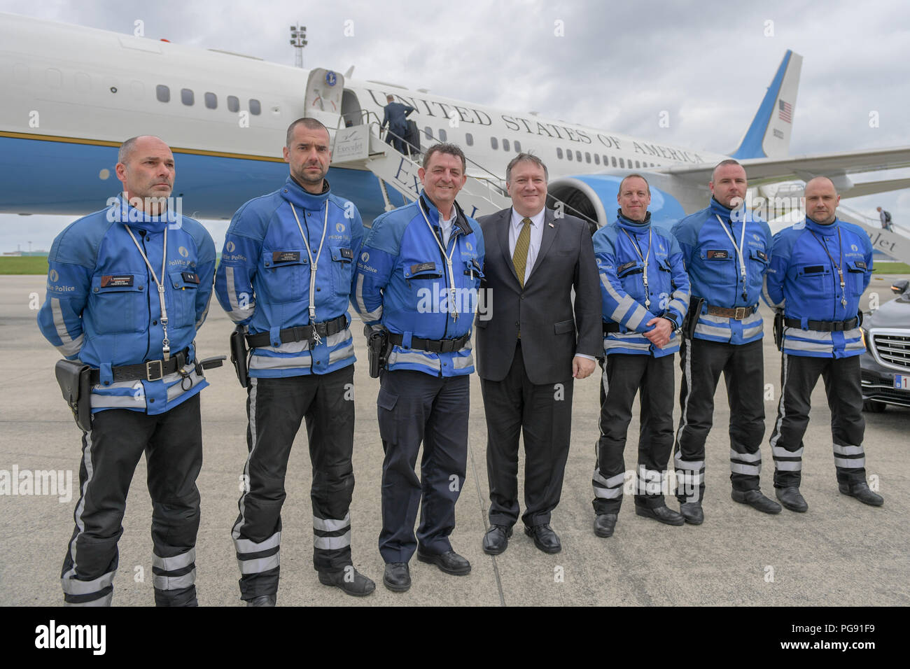 Bei Abreise Brüssel, US-Staatssekretär Mike Pompeo gestoppt Danken und Fotos mit einigen der Menschen, die Unterstützung vor Ort, einschließlich der maritimen Sicherheit Detail und Mitglieder der motorradeskorte und normale Kleidung Belgien Polizisten. Stockfoto
