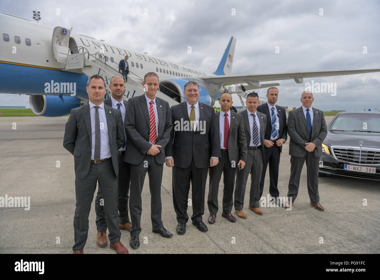 Bei Abreise Brüssel, US-Staatssekretär Mike Pompeo gestoppt Danken und Fotos mit einigen der Menschen, die Unterstützung vor Ort, einschließlich der maritimen Sicherheit Detail und Mitglieder der motorradeskorte und normale Kleidung Belgien Polizisten. Stockfoto