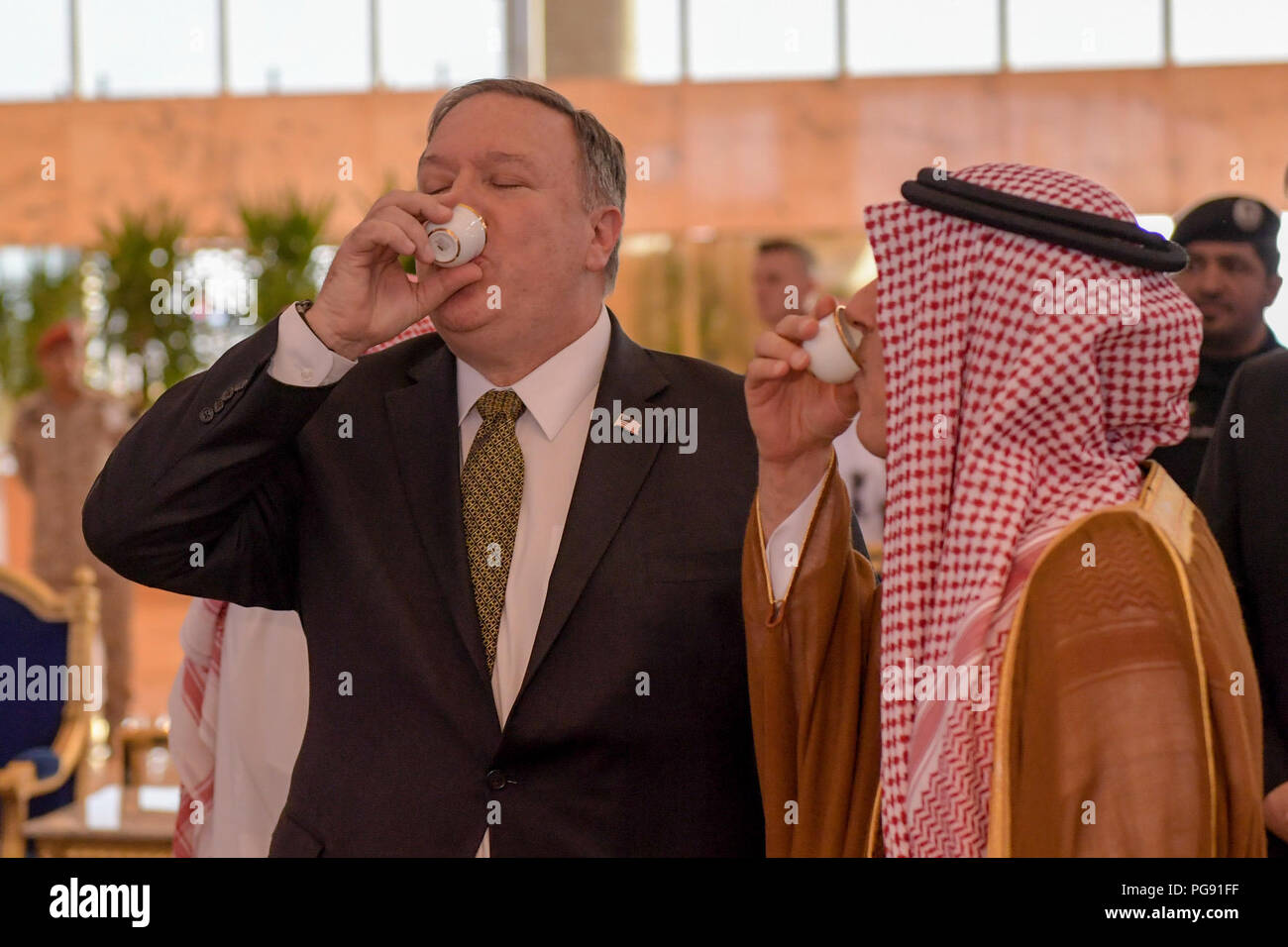 Sekretär Pompeo ist der saudische Außenminister Adel al-Jubeir, in Riad, Saudi-Arabien, der am 28. April 2018 begrüßt. Stockfoto