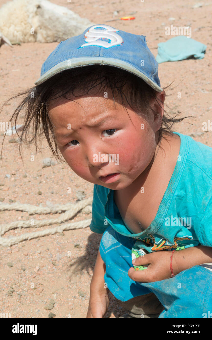 Junge neugierige Nomadenjungen in der Mongolei Stockfoto