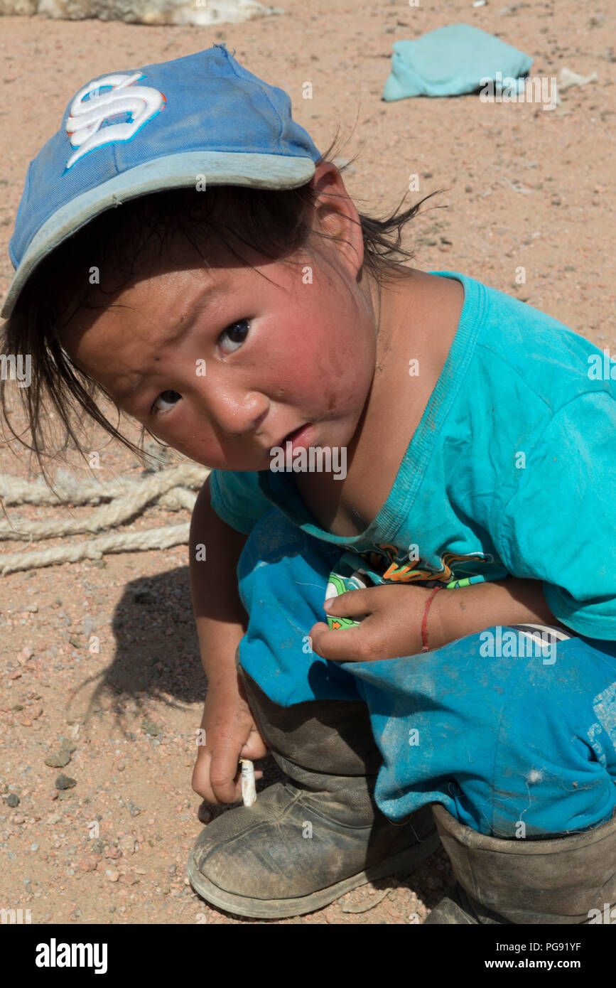Junge neugierige Nomadenjungen in der Mongolei Stockfoto