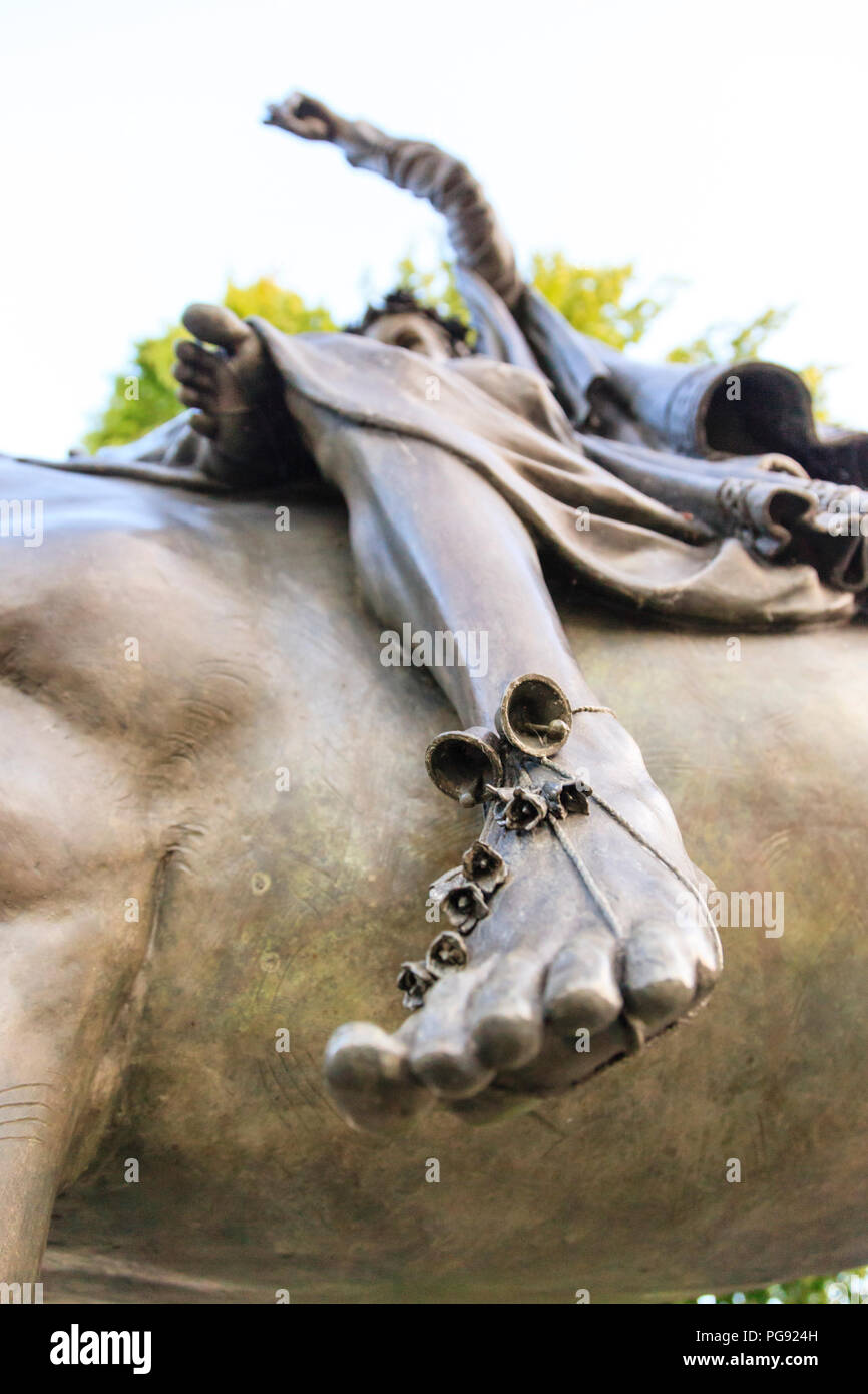 Die feine Dame auf einem weißen Pferd - eine Statue in der Nähe von Banbury Cross im Zentrum von Banbury, Oxfordshire, UK Stockfoto